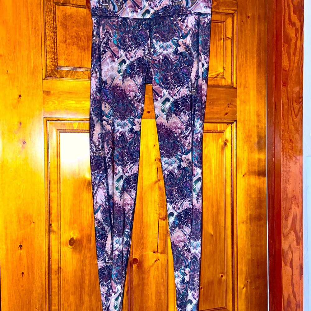 Reversible leggings. Comfortable nice fabric.